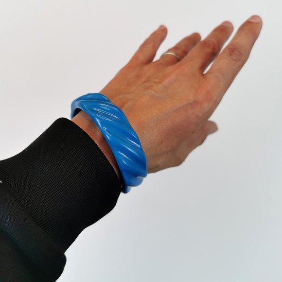 Blue Twist Plastic Vintage Bangle - Picture 6 of 12